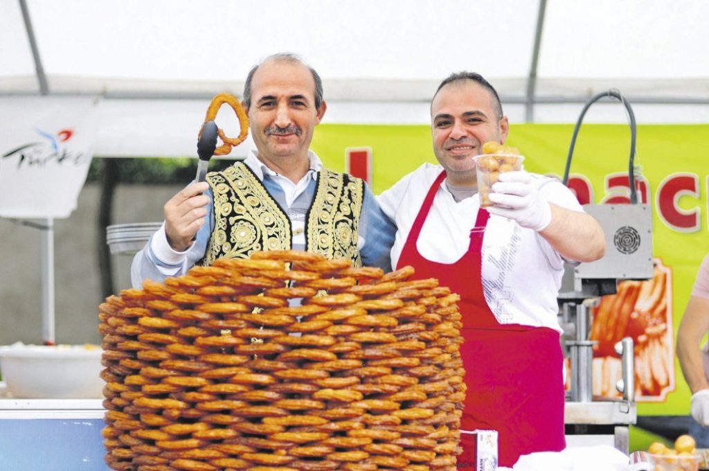 S&uuml;&szlig;e Sache: Halil Ibrahim (l.) und Hasan Gucer verkaufen t&uuml;rkische S&uuml;&szlig;speisen aus der Fritteuse. Die Kringel hei&szlig;en Lokma. - &copy; Patrick Herrmann