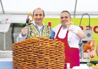 Süße Sache: Halil Ibrahim (l.) und Hasan Gucer verkaufen türkische Süßspeisen aus der Fritteuse. Die Kringel heißen Lokma. - © Patrick Herrmann