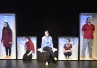 Jeder in seinem Weltbild: Fünf der sechs Akteure des Theaterstücks „Think BIG“ auf der Bühne der Merkez-Moschee. Sie hatten die Inhalte selbst erarbeitet. - © Foto: Theaterlabor